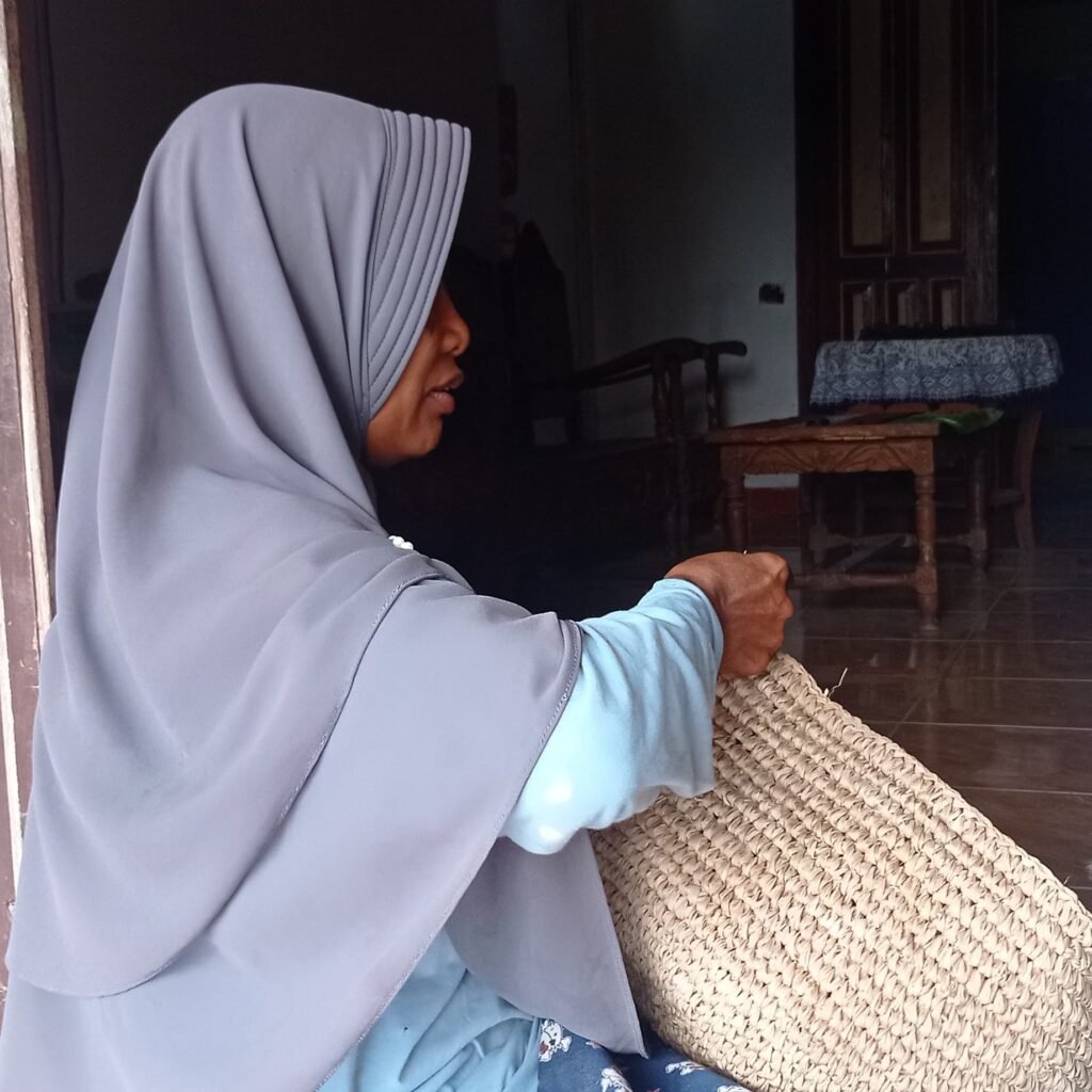 Merajut Mimpi Melalui Kerajinan